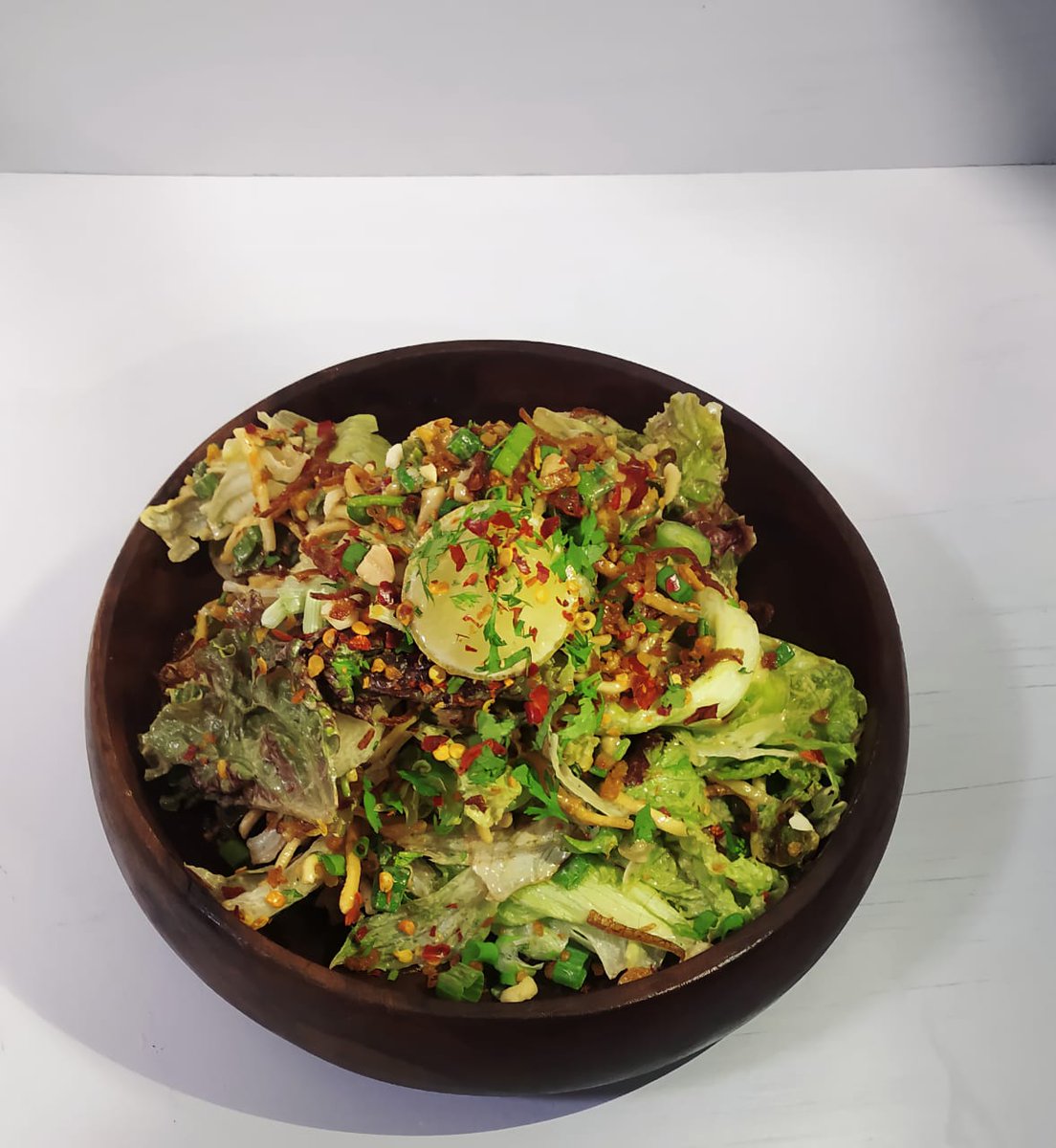 chefmushlim's tweet photo. Burmese Salad 🥗 
Iceberg Lettuce, Lolo rosa lettuce, Rocket lettuce, Onion fry, Fry garlic, Spring onion, Coriander, Crush peanut, Chilli flakes, Crispy noodles, 
Tossed in sesame mayonnaise dressing
 @chefmushlim 
#chefmdmushlim #mushlim https://t.co/YChM1VkUXl