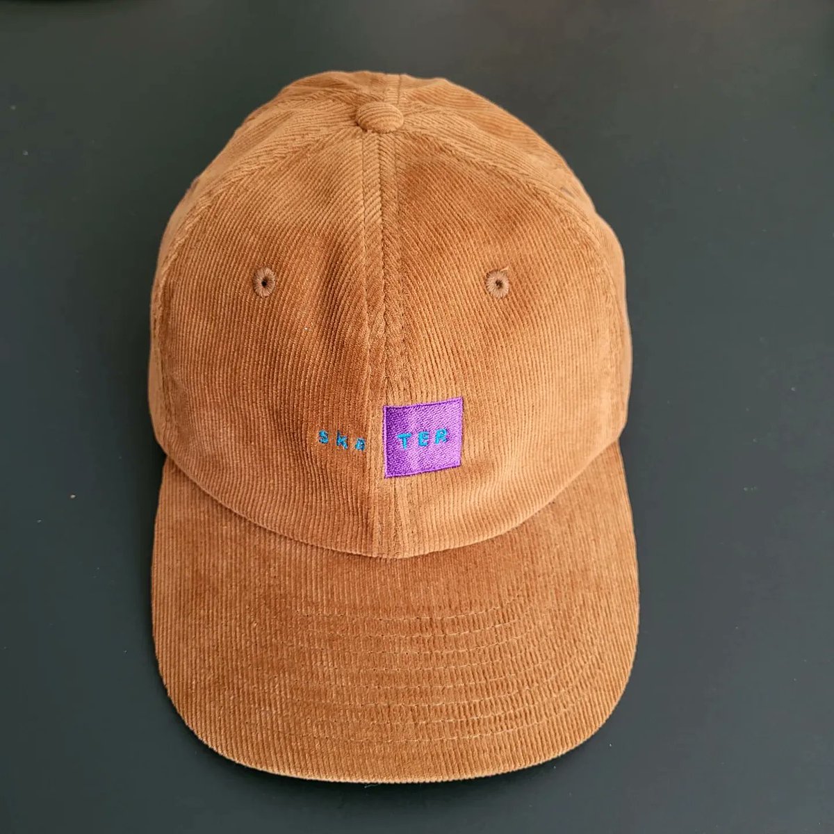 MVOSwebshop's tweet photo. Hoe gaaf is dat de eerste versie van de corduroy pet van TER! met embroidery logo.Wat vind je van deze kleuren combi? Er zullen snel nieuwe kleurcombi's volgen...... @ter.skaterbrand @yka_skate

#TER #skaTER #skater #skaterbrand #new #pet #corduroy #ribanddib #rib #Amsterdam #nyc https://t.co/HYCteIh7ZZ