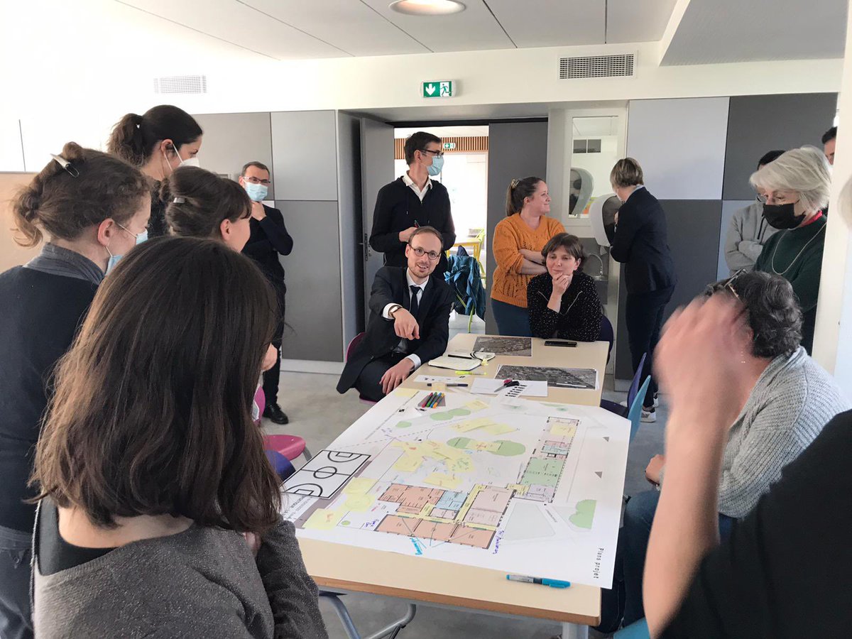 FlorianBercault's tweet photo. Enfants, enseignants, professionnels et parents d’élèves s’expriment pour une cour d’école végétalisée pour la Senelle. Des débats riches et des propositions concrètes pour aménager une cour oasis grâce à la collaboration fructueuse avec le @CeremaCom ! #Laval https://t.co/KYCYXfKmyA