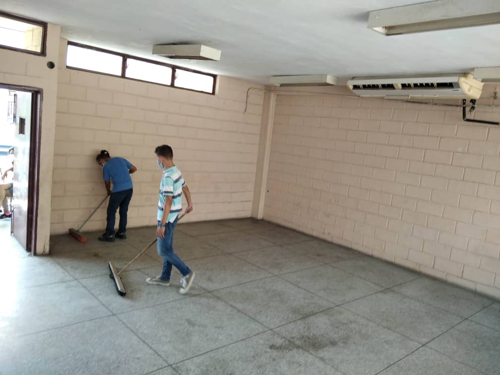 uptpc_oficial's tweet photo. Estudiantes de Informática de la mano con los docentes y obreros continúan adecuando los espacios académicos para el retorno progresivo y seguro a clases. https://t.co/VCVHsfQks7