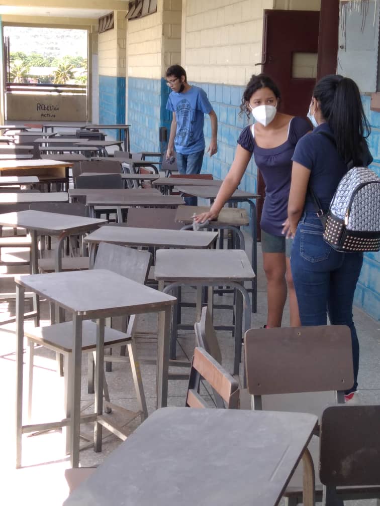 uptpc_oficial's tweet photo. Estudiantes de Informática de la mano con los docentes y obreros continúan adecuando los espacios académicos para el retorno progresivo y seguro a clases. https://t.co/VCVHsfQks7