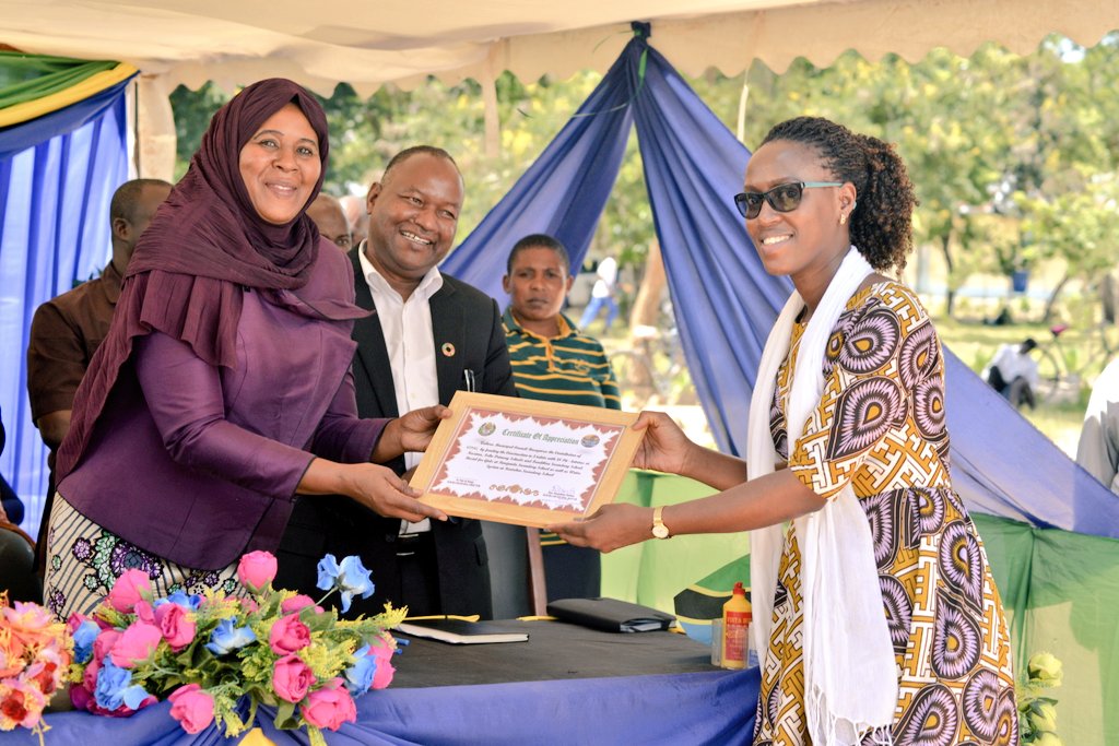 HakiElimu's tweet photo. ▪️Mkuu wa Mkoa wa Tabora Dkt. Batilda Burian amezindua na kupokea hosteli ya wasichana katika Shule ya Sekondari Itonjanda yenye uwezo wa kubeba wanafunzi 80 ambayo imejengwa kwa nguvu ya wananchi na Asasi ya kiraia ya @HakiElimu kupitia ufadhili wa Serikali ya Uingereza. https://t.co/7Bsg4yaqeF