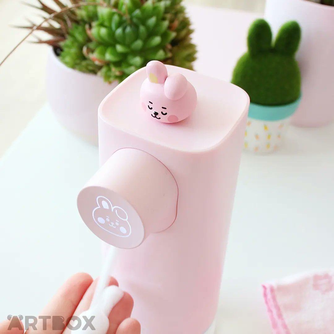 artbox_uk's tweet photo. Keep your hands clean &amp; smelling fresh with our new #BT21 Automatic Soap Dispensers 🧼 

Just simply place your hand under the pump &amp; a little cloud of foam soap will pop out ready for washing 👐☁️
>> https://t.co/RxoR3gkiuf https://t.co/wUXXtzwvKs