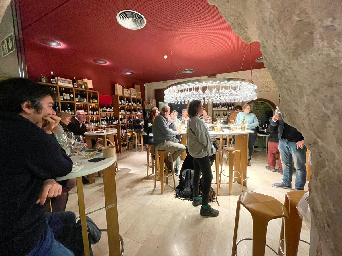 Avui hem tornat a viure un tast a la  #tavernadeVinseum amb els amics de l'<a href="/escolaespiells/">Escola Espiells</a>. Una oportunitat única de conèixer, amb els professors, els seus vins i el seu projecte educatiu. Moltes gràcies per la vostra complicitat!