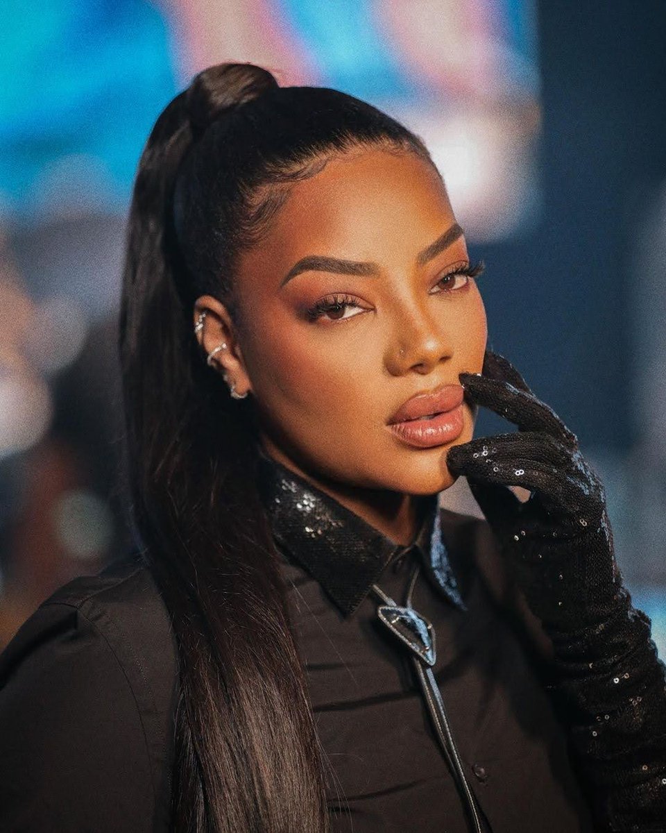 VOCÊ SABIA? O nome do alter ego de LUDMILLA foi inspirado na cantora, compositora, atriz, modelo, dançarina, empresária, produtora, diretora e roteirista norte-americana Beyoncé, de quem a brasileira sempre foi muito fã. ELA ESTA DE VOLTA