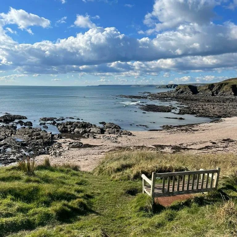 The beautiful blue waters of Yarmer Beach are looking inviting in this spring sunshine ☀️