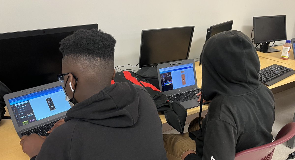 apsitnia's tweet photo. @YDoc1906 teaching @APSMLK Ss how to use @canva to create infographics in their #careermanagement course #apsitinspires @apsitnatasha @ahrosser @APSInstructTech #apsitinnovates https://t.co/JQUUqjdylr