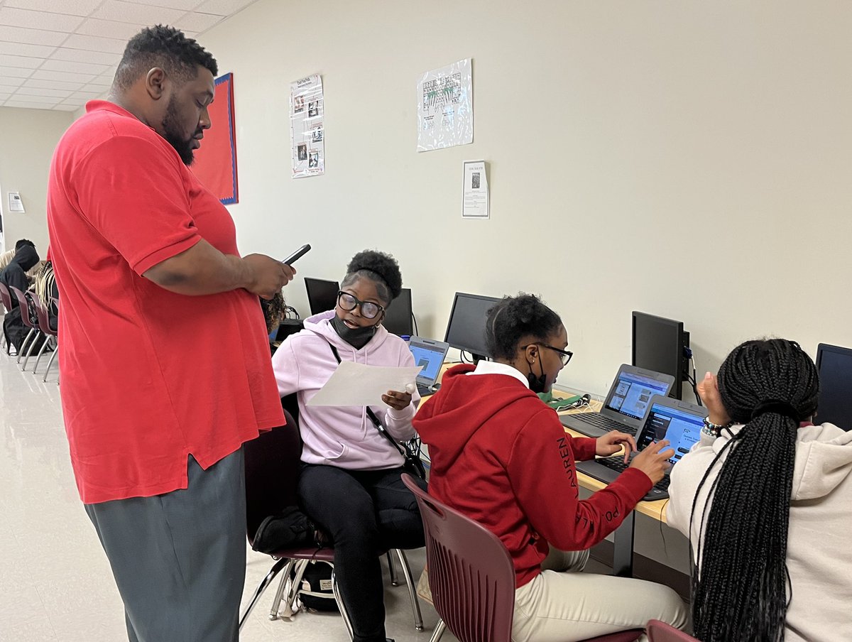 apsitnia's tweet photo. @YDoc1906 teaching @APSMLK Ss how to use @canva to create infographics in their #careermanagement course #apsitinspires @apsitnatasha @ahrosser @APSInstructTech #apsitinnovates https://t.co/JQUUqjdylr
