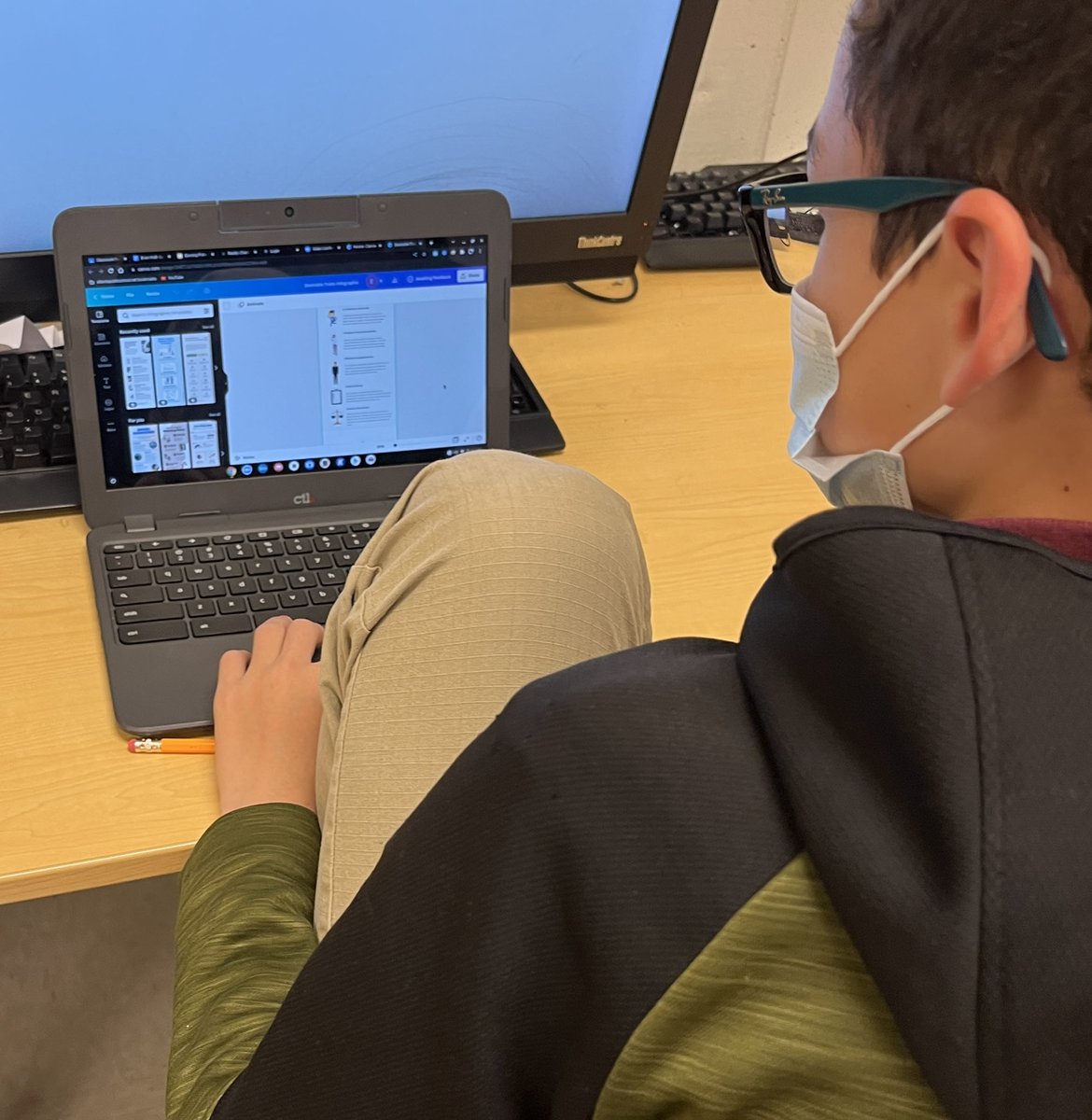 apsitnia's tweet photo. @YDoc1906 teaching @APSMLK Ss how to use @canva to create infographics in their #careermanagement course #apsitinspires @apsitnatasha @ahrosser @APSInstructTech #apsitinnovates https://t.co/JQUUqjdylr