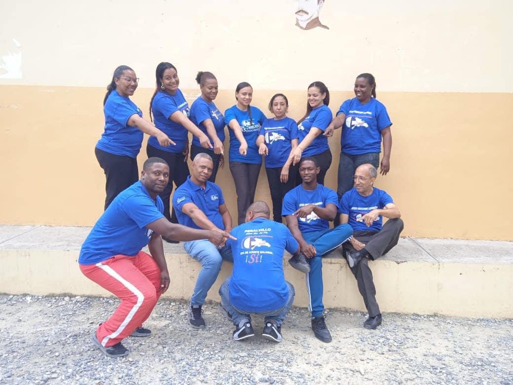Maestras y maestros de todo el país, hoy, al inicio de las labores docentes, reafirman su resistencia y cohesión adepeísta. Entonan con energía las letras del Himno Nacional y las del himno de la ADP por el cumplimiento integral del
Acuerdo ADP-MINERD, firmado el 30 junio de 2021