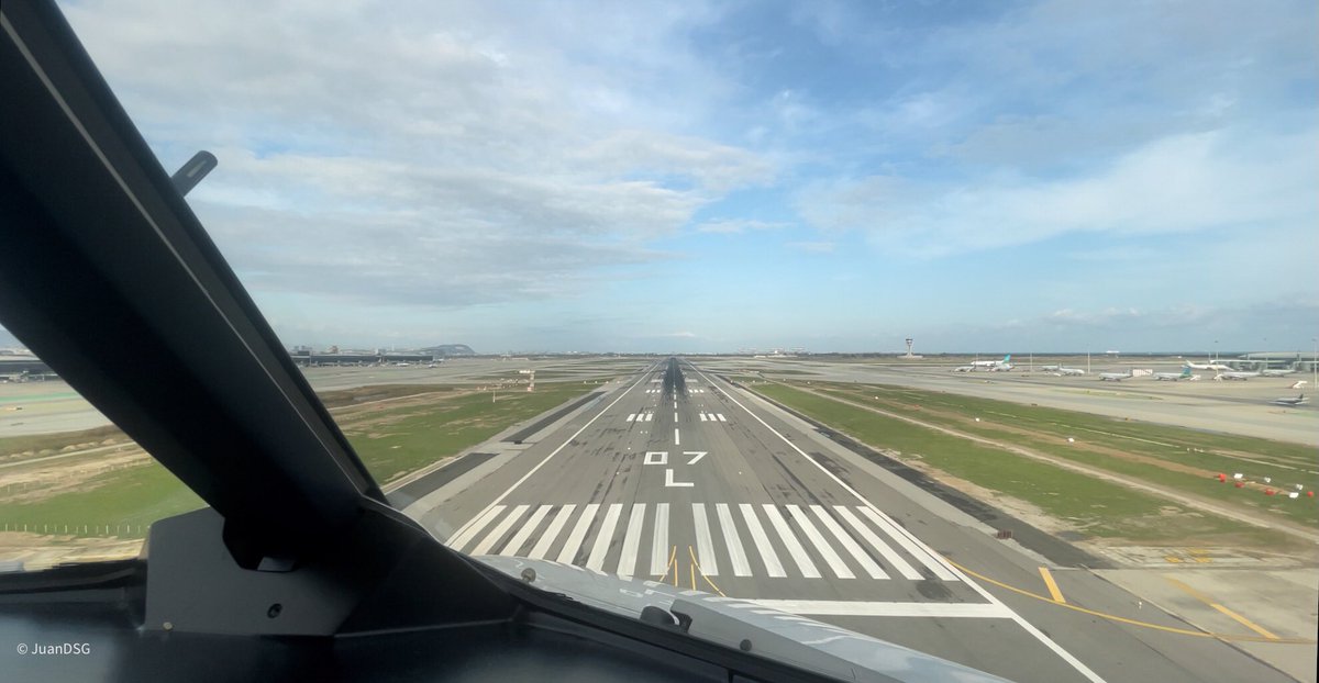 juandsg's tweet photo. Hoy último aterrizaje por la 07L de #Barcelona como tal. A partir de mañana, las pistas paralelas de Barcelona pasarán a renombrarse como 24R-06L y 24L-06R @controladores @vueling #A320Neo https://t.co/yzXdhh1C6b