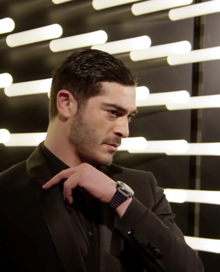 FareenAhmed20's tweet photo. #BurakDeniz  tüm o avrupalı ​​ünlüler arasında türkiye'den gelen tek yıldız sensin...seninle gurur duyuyoruz be aşk adam 🔥🔥🖤🖤 https://t.co/COoeF2ufM8
