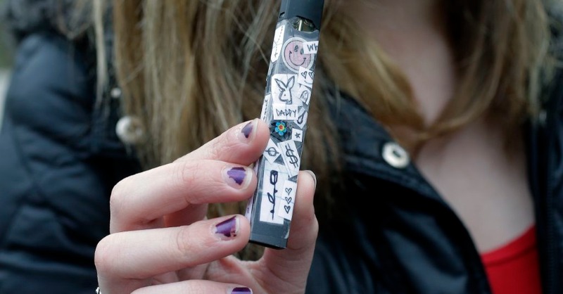 TobaccoFreeKids's tweet photo. New research shows more teens are trying — and failing — to quit vaping nicotine.
 
The tobacco industry continues to sell highly addictive, flavored e-cigs and our kids are paying the price. Families can't handle this alone — @FDATobacco must eliminate flavored e-cigs.