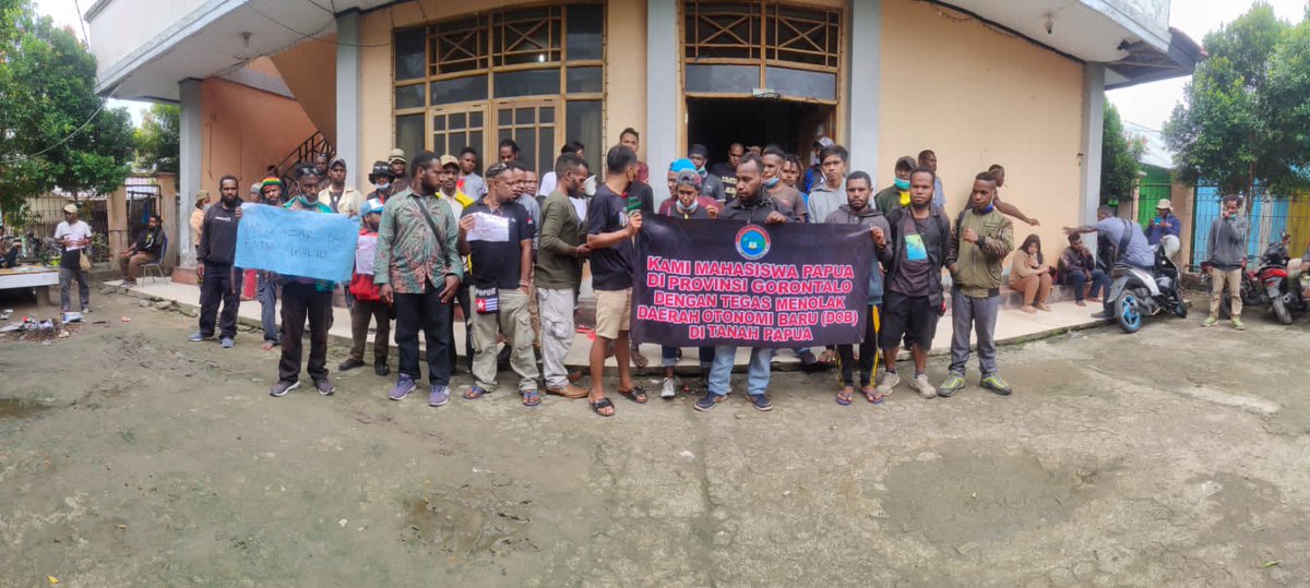 MkTabenack's tweet photo. SATUAN AKSI..!!!
 MAHASISWA PAPUA 7 SUKU WILAYAH ADAT.
DI PROVINSI GORONTALO.
ELIT POLITIK PAPUA MENGAJUKKAN PEMEKARAN BARU (DOB) 
TAMPA PERMINTAAN MASYARAKAT PAPUA.

HARI  :RABU 23 MARET 2022
WAKTU :07: 00: WIT
TEMPAT: MABES OAP 

PENANGUNJAWAB
IMPIP  

KORLAP 
T. YOMAN https://t.co/ETa1gqSQ4c