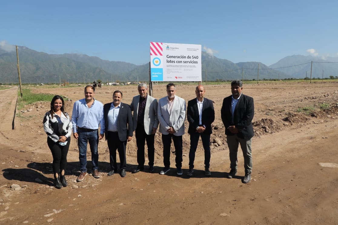 MinHabitatAR's tweet photo. Allí mismo se están construyendo 540 lotes con servicios que permitirá el acceso al suelo urbano de calidad en la provincia y obras del programa #PROMEBA. https://t.co/OPrFEboROD