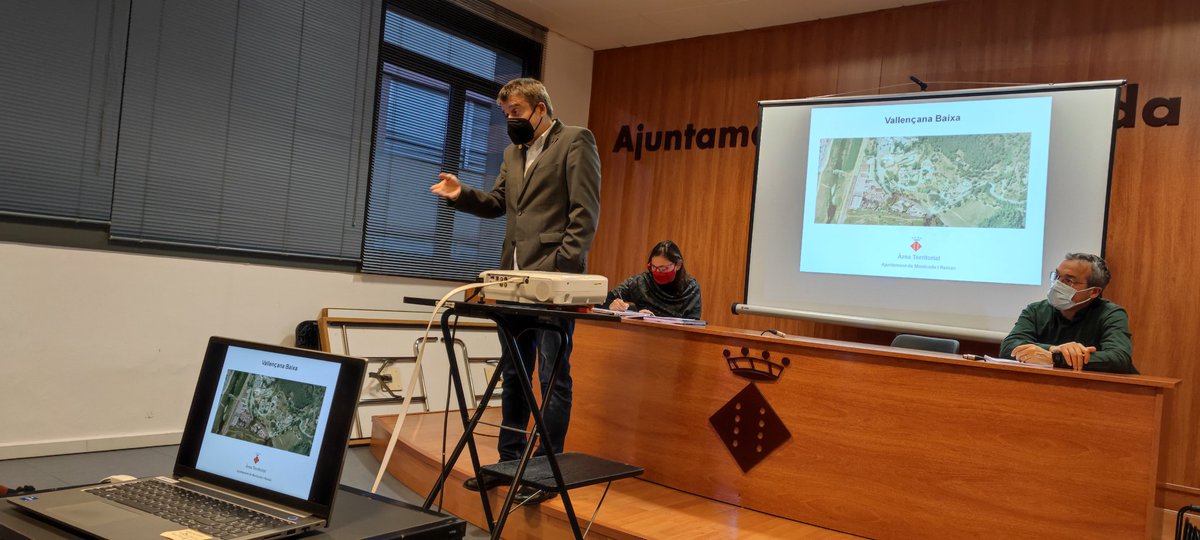 🔴 Comença a la Casa de la Vila la reunió informativa amb el veïnat sobre els projectes d'urbanització i reparcel.lació de Vallençana baixa.
#Montcada #vallençana #urbanisme #planejament #territori #cohesióterritorial #milloraurbana