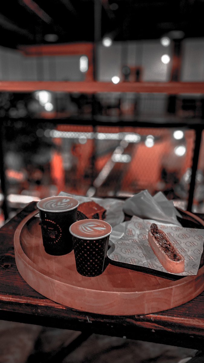 _
_
أختصرك في كلمتين ؛حب وحياة💛.