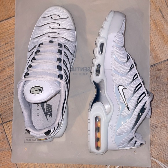 2real2bliked's tweet photo. So good I had to share! Check out all the items I'm loving on @Poshmarkapp #poshmark #fashion #style #shopmycloset #champion #nike: https://t.co/6jljUOJ5kG https://t.co/vFdzqrFaR2