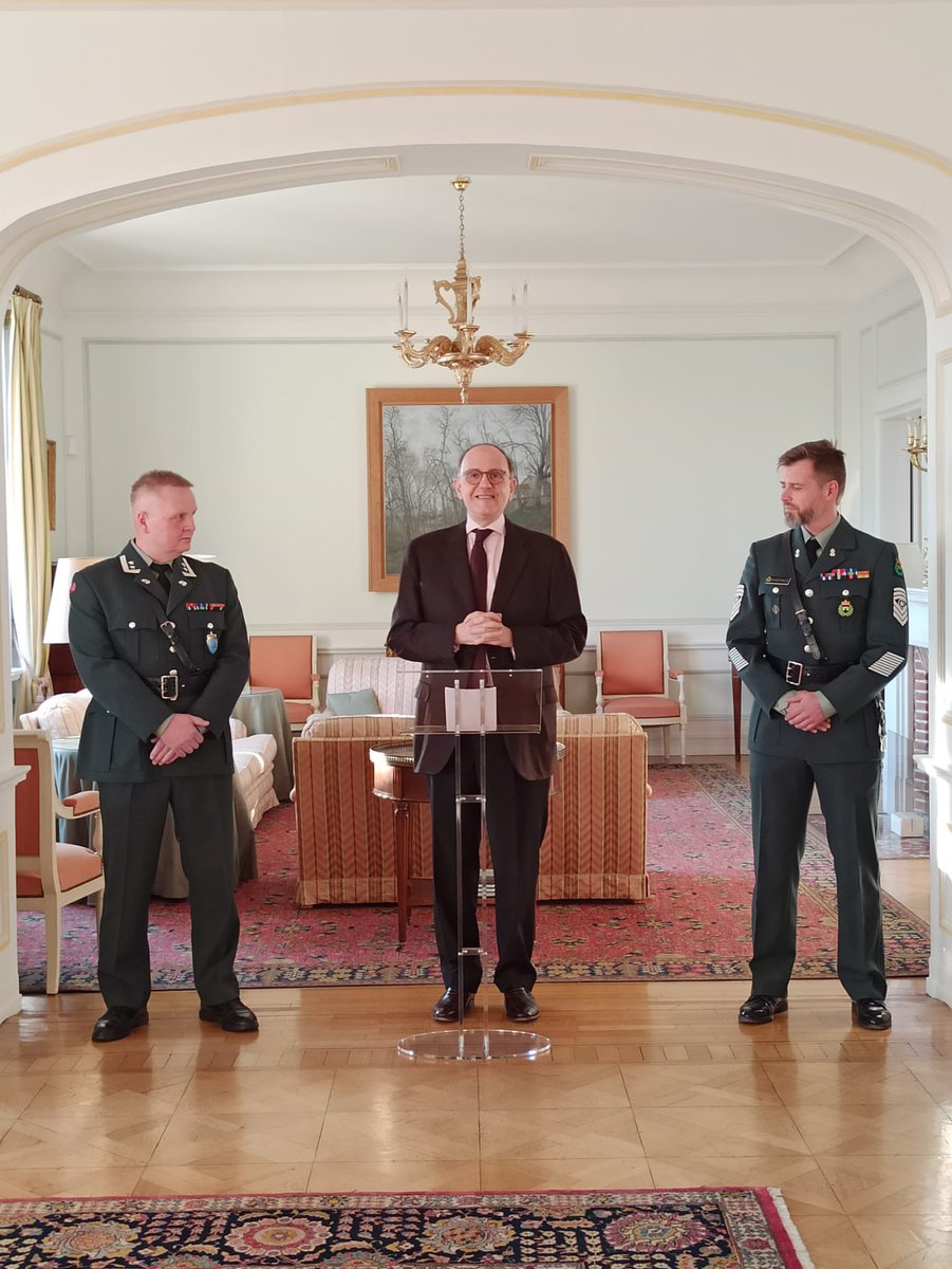 Ambassadør Duhamel overrakte i dag Frankrikes nasjonale forsvarsmedalje i bronse til oberstløytnant Leif-Ketil Gamst og kommandersersjant Trond Erlend Sakshaug. 
🎖De blir belønnet for sine profesjonelle og dynamiske bidrag i operasjon #Chammal i Irak sammen med franske tropper.