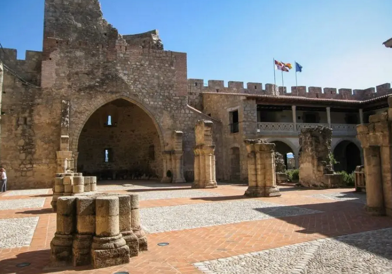 SmashCyL's tweet photo. ¡Presentamos el primer torneo en Ávila, de la mano de @Holfi2! Será dentro del castillo medieval de La Adrada (Ávila) el día 11 de junio y habrá torneos de varios fighting games a lo largo del fin de semana. Id reservando la fecha 👀
https://t.co/XaOfKX0zeT https://t.co/lSjc8xEbf2