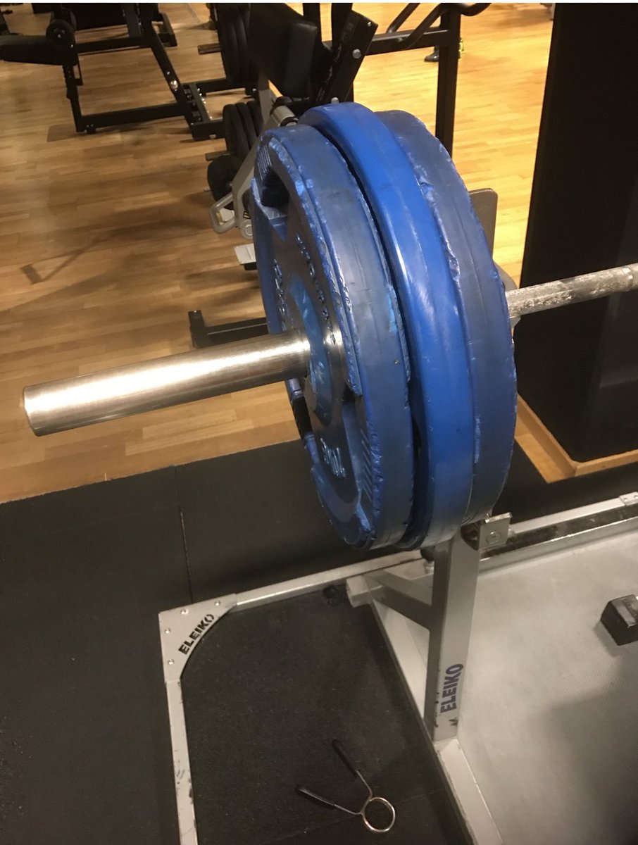 olofarvidsson's tweet image. Ingen video, men en bild på klovningen.

140kr den 22:a februari 2017.

#threeplates riktigt milstolpe.

Tog till april 2021 innan jag tog 180kg #fourplates och jag har fortfarande inte bänkat så mycket på tävling.