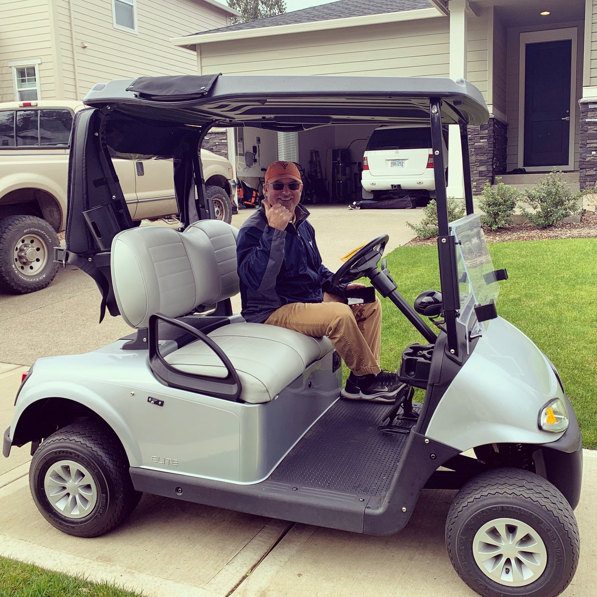 PacificGolfTurf's tweet photo. The Superintendent of Willamette Valley Country Club is living larger in his new E-Z-GO RXV Elite! We got a thumbs up from Larry! Enjoy your snazzy cart! @ezgocarts @ezgovehicles #livelarger #elite #golflife⛳️ #willamettevalley #pnw #golf #spring #thumbsup #pacificgolfturf👏👏👏 https://t.co/zDsLhBUwqj