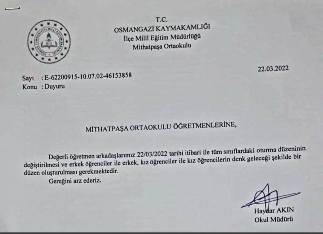 enesharman571's tweet photo. Bursa'daki bir ortaokulun müdürü kız ve erkek öğrencilerin ayrı sıralarda (ayrı sınıflarda değil) oturmasını istediği için açığa alındı.

Bu müdür, erkek ve kız öğrencilere zorunlu olarak yan yana oturma talimatı verseydi muhtemelen terfi alacaktı

#HaydarAkınYalnızDeğildir https://t.co/L0TZjBsV6u