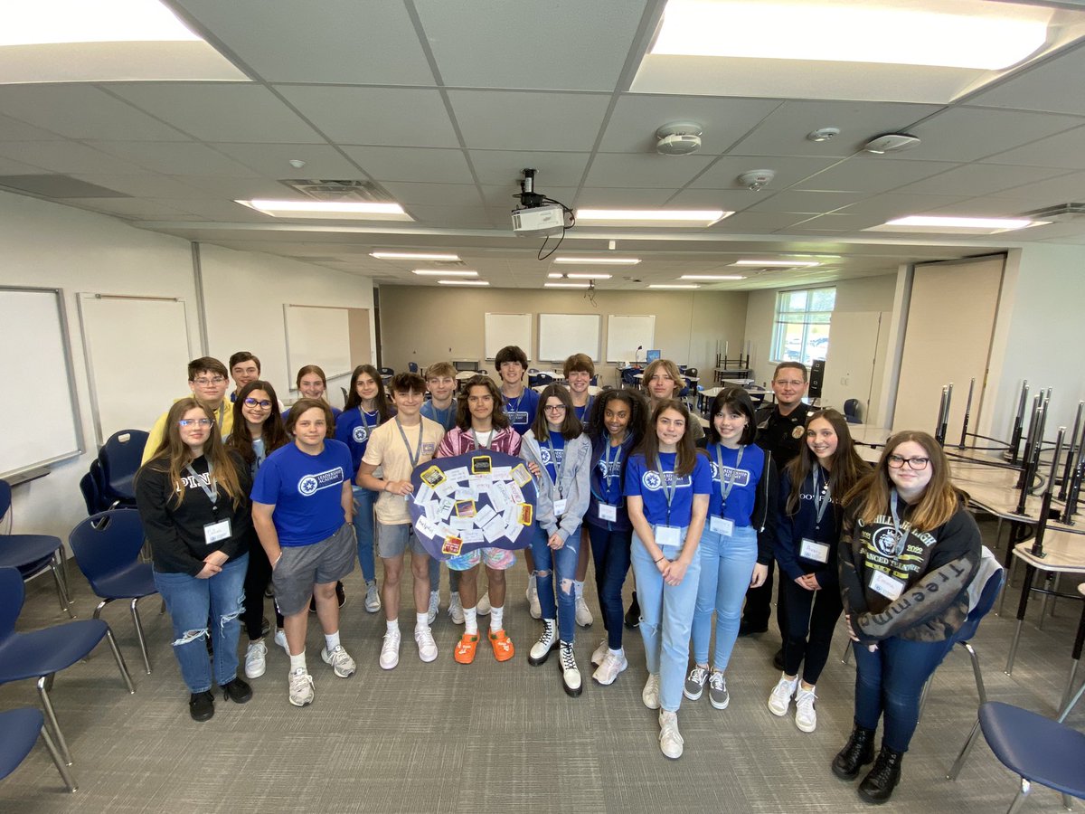 Last 8th grade Leadership Academy meeting! They wrote encouraging notes to each other &amp; we celebrated how much they’ve grown! <a href="/oakhillslions/">The Lions Den</a> <a href="/LAcademytx/">Leadership AcademyTX</a>