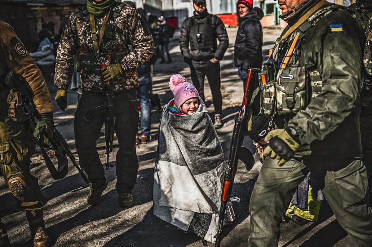 ng_ukraine's tweet photo. Маленька принцеса 👸🏻 серед мужніх лицарів🤴🏼💪🏼

#StopRussia #SaveUkraine #Ukraine #NGU #army #kids https://t.co/pvj8ieY382