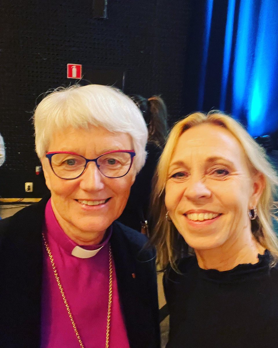 Träffar intressanta människor i mitt jobb, och får förmånen att ha intressanta samtal med dem också. 😍 <a href="/BiskopAntje/">Antje Jackelén</a> och Loui Sand #skolledarkongressen