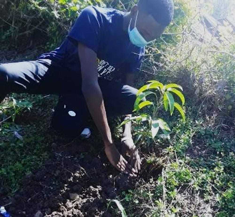 1MYACglobal's tweet photo. 🎉Congratulations to #1MYAC Ambassador @CliveDonnley for being rewarded #ActionOfTheMonth! Clive raised awareness for 🌍#ClimateAction via 🌱#Replantation efforts and #local community development in 🇰🇪 Kenya. Read more here: https://t.co/CIgmaI41Gv @SwissDevCoop https://t.co/5M82iok6sJ