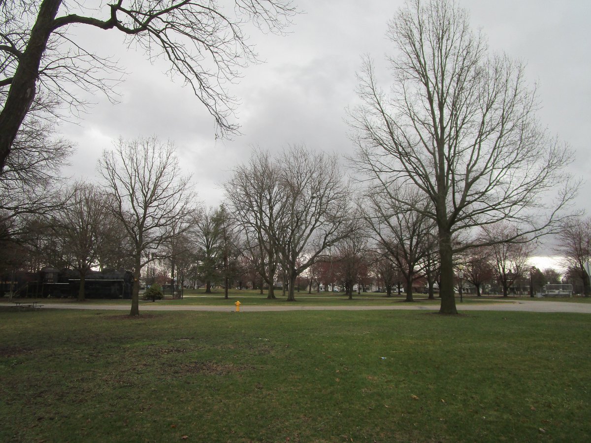 LaurieStrings's tweet photo. Sky at the park vs. sky at the grocery store 10 minutes after we left the park vs. sky on the way home. #MidwesternSpring https://t.co/OubTmLqmUy