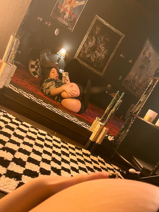 New knee high socks are kind of thigh high on me lol https://t.co/f19VwbwGkH