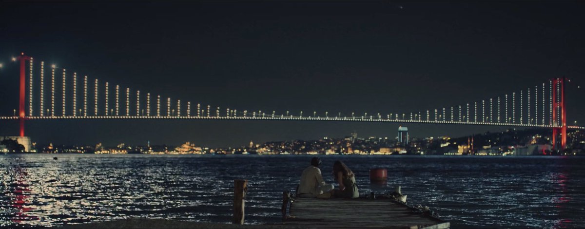 sne_07X's tweet photo. this nighttime panaromic view of the bosporus bridge is just so heartwarmingly beautiful 😭❤️

why is this city so beautiful plssss 😭 https://t.co/sihjOFLC24