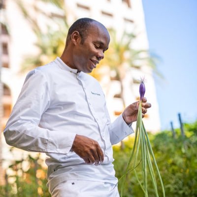 acmartinique's tweet photo. Le chef martiniquais 👨🏾‍🍳 @marcelravin était le 1er parrain du concours des "Trophées des Jeunes Talents de la Table Créole"🏆 organisé au lycée Nord Caraïbe en mai 2021. 
✅ Il décroche une seconde étoile ⭐⭐ au prestigieux @guideMichelinFR pour son restaurant à Monaco. 🎉🥳 https://t.co/EUsi2vCnTH