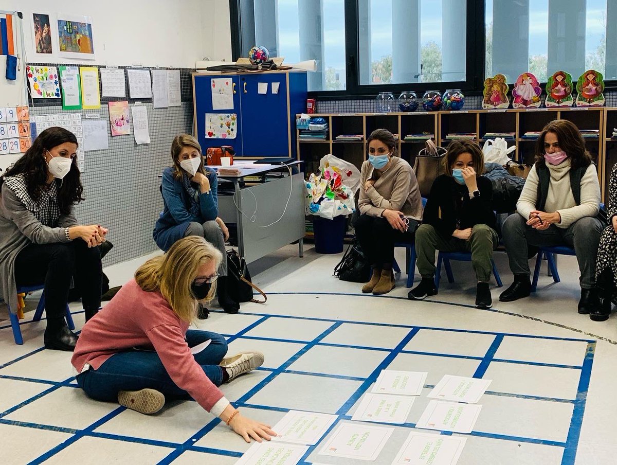 colegioMTeresa's tweet photo. Nuestras profesoras de #Infantil han tenido una sesión de formación de #DisciplinaPositiva en el aula. 
Han refrescado conceptos como el sentido de pertenencia, la conexión con el cerebro del niño o el enfoque en soluciones. 
¡Gracias Bibiana, nos recargas las pilas!
@RedArenales https://t.co/CtCuXxsX6u