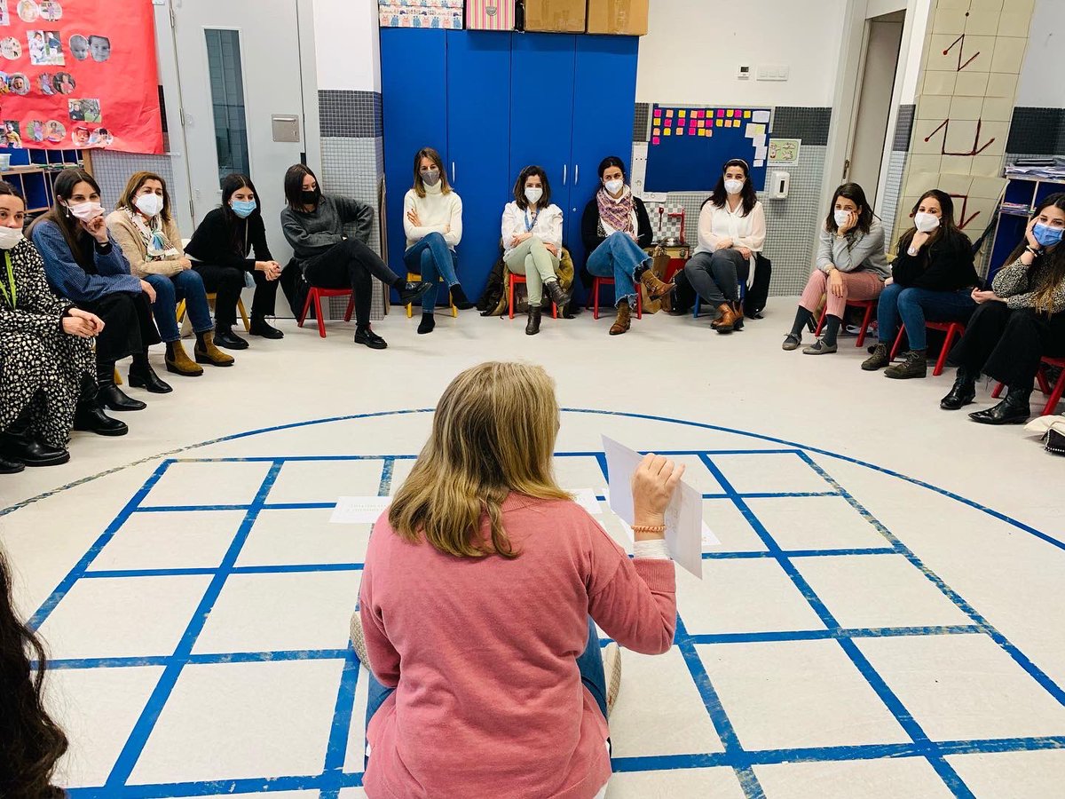 colegioMTeresa's tweet photo. Nuestras profesoras de #Infantil han tenido una sesión de formación de #DisciplinaPositiva en el aula. 
Han refrescado conceptos como el sentido de pertenencia, la conexión con el cerebro del niño o el enfoque en soluciones. 
¡Gracias Bibiana, nos recargas las pilas!
@RedArenales https://t.co/CtCuXxsX6u