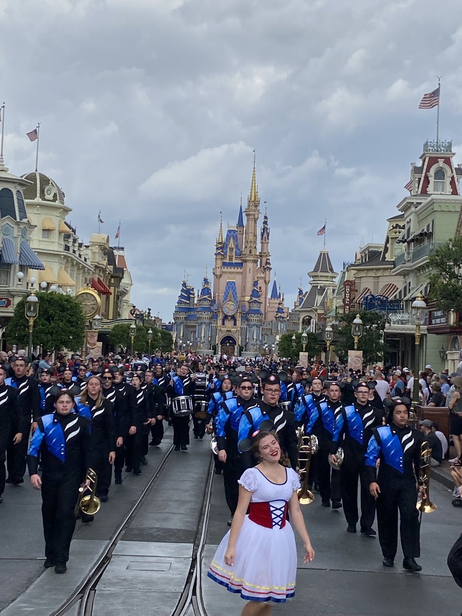 musictravel1's tweet image. The Franklin Central HS (IN) Band marched on main street in Magic Kingdom today. Great performance! #MTCtravels @FCBandBooster