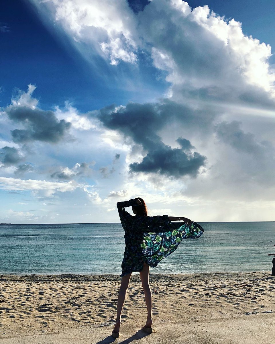 CallumBentlee's tweet photo. Beautiful sky and beautiful beach. And of course my beautiful long legs https://t.co/ji0nqg8AVD