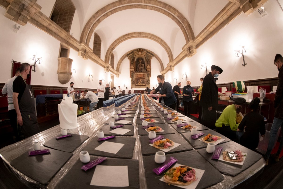 tesec_eventos's tweet photo. 😋 ¡¡Qué buen sabor de boca dejan algunos trabajos!!
 
👨‍🍳 El pasado martes 15 de marzo llevamos a cabo la producción integral de la 𝗩𝗜 𝗚𝗮𝗹𝗮 𝗦𝗵𝗼𝘄 𝗖𝗼𝗼𝗸𝗶𝗻𝗴 𝗠𝗲𝗹𝗹𝗼𝗿 𝗖𝗼𝗰𝗶𝗻̃𝗲𝗶𝗿𝗼 𝗱𝗲 𝗧𝗮𝗽𝗮𝘀 𝗱𝗲 𝗚𝗮𝗹𝗶𝗰𝗶𝗮 𝟮𝟬𝟮𝟮. #DeTapasxGalicia @Turgalicia. https://t.co/cAyxYD6rAQ