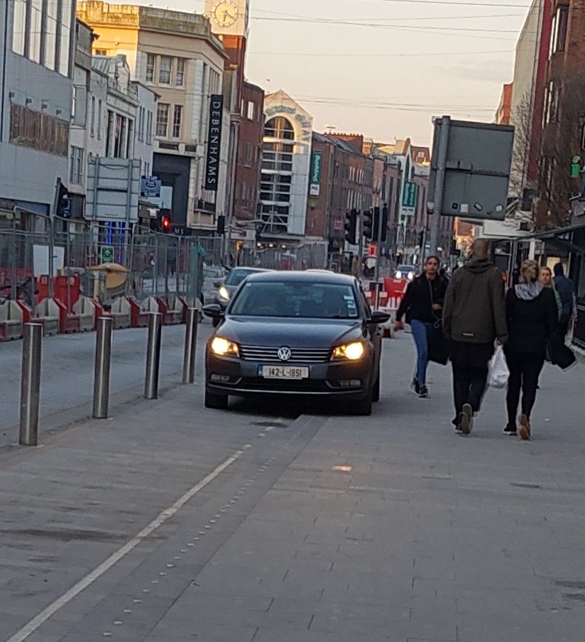 Hope we never see this once the bollards are in place <a href="/LimerickCouncil/">Limerick Council - Comhairle Luimnigh</a>? <a href="/GardaTraffic/">An Garda Síochána</a> <a href="/RSAIreland/">RSA Ireland</a> #badparkinglk #YPLAG #ThinkBeforeYouPark #cleanourpaths