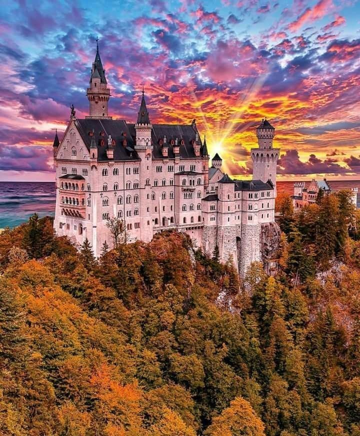 gauthie74757302's tweet photo. Neuschwanstein Castle with its beautiful sunset in Germany 🇩🇪🖤❤️💛 https://t.co/vWLpdM0vpB