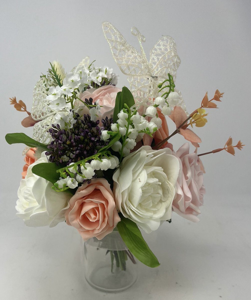 Mixed floral #bouquet with butterfly detail 🦋

#wedding #flowers #bridal