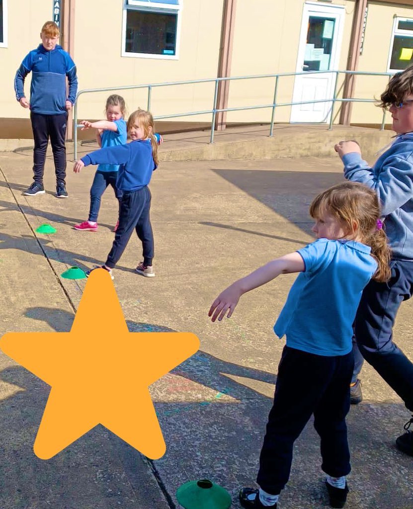 scoilbhrideNS's tweet photo. How lovely it was to see our #glasloughharriers Ulster Athletic Champions share their shotput skills and expertise with our younger children during their #Fit4Class prog.๐๐Congratulations to Callum who came 7th in the nationals last weekend! ๐๐@irishathletics @theNSMonaghan https://t.co/mXLeF7MV8V