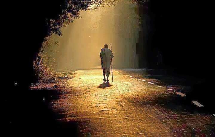 Şunu öğretti ki  bize hayat:
Derin sevdalara "sığ insanlarla" dalınmazmış
Heybesinde "aşk" olmayanla asla yola çıkılmazmış...