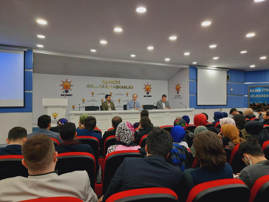 uniakankara's tweet photo. Yunus Emre Enstitüsü Başkanı Prof. Dr. @serefatess 'in katılımları ile gerçekleşen "İlim Söyleşileri" programında yerlerimizi aldık..😌💥

Muhabbetleri adına "Üniversiteli AK Gençlik" olarak teşekkür ederiz..😇💐 https://t.co/HRCzDt0XbC