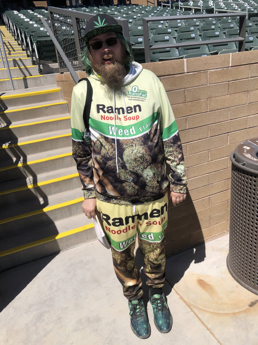 JoshVernier965's tweet image. Zack Greinke makes his first start of the spring in less than an hour.

A fan approached and asked for an autograph as Zack left the bullpen.

Zack said he would, but only if he could take the fan’s picture.

Reed from Cali agreed to the terms &amp;amp; Zack pulled out his phone. #Royals