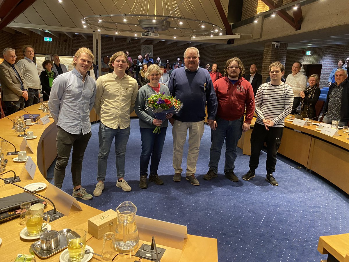 Gerbrant Fennema heeft in bijzijn van  vrouw en zoons een Koninklijke onderscheiding gekregen ter gelegenheid van  zijn afscheid van de gemeenteraad van Noordenveld.