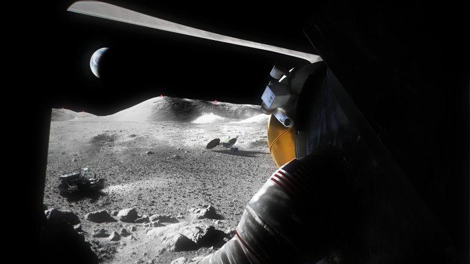 Un astronauta sale de la sombra de un módulo de aterrizaje y mira el paisaje lunar ante ellos. Hay un rover lunar en primer plano. La Tierra se puede ver en el cielo negro. 
