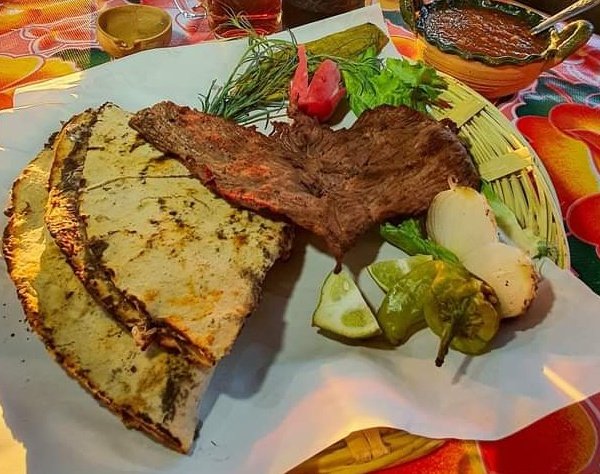 RmonEnFer's tweet photo. @OrlandoRPN Esto es una tlayuda de Oaxaca https://t.co/823AwwXZ8C